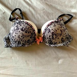 Victoria’s Secret bombshell bra. EUC. SIZE 36B